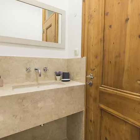 Lovelystay - Rustic Flat At Lisbon's Heart *